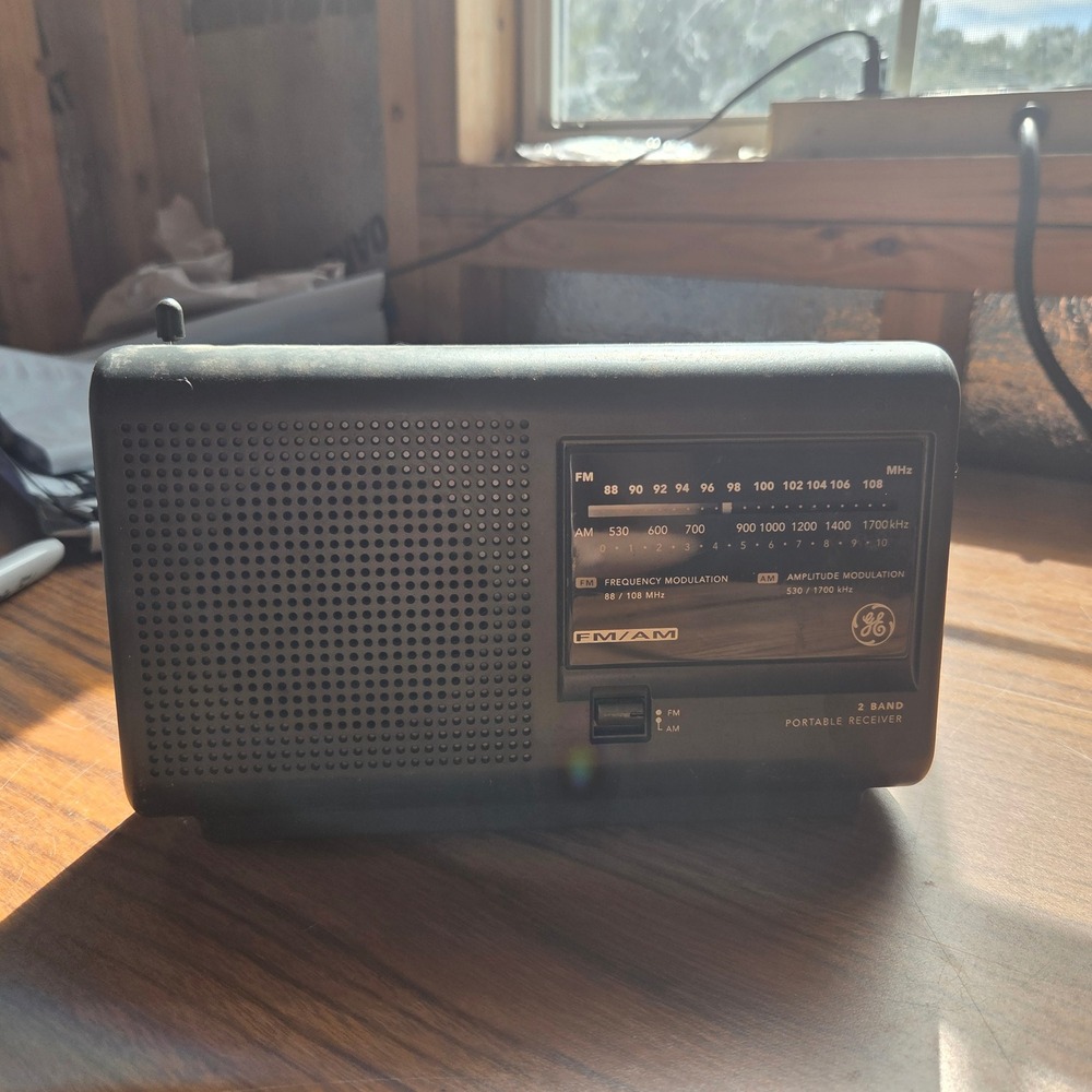 GE 7-2662C Portable AM FM Radio 2 Band Receiver Charcoal Gray AC Battery Power